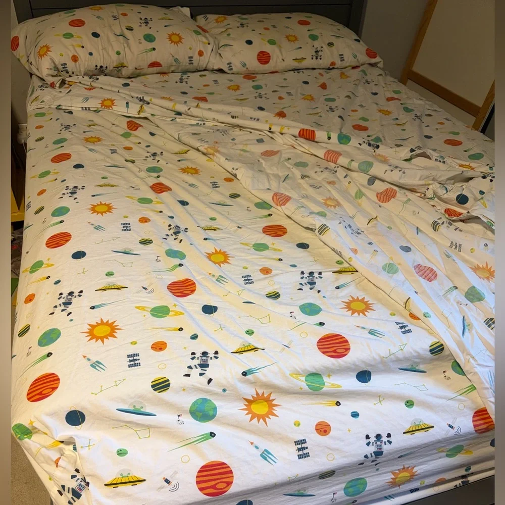 Crate and kids full/queen sheet set. Fitted, flat, and 2 pillowcases.